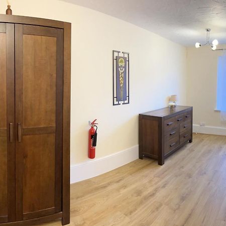 Stay In Yeovil Town Centre, Large 2 Bd Apt With Parking, Sleeps 4 Εξωτερικό φωτογραφία