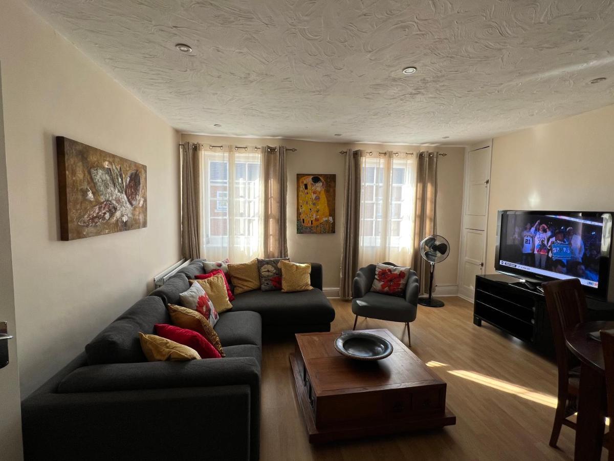 Stay In Yeovil Town Centre, Large 2 Bd Apt With Parking, Sleeps 4 Εξωτερικό φωτογραφία