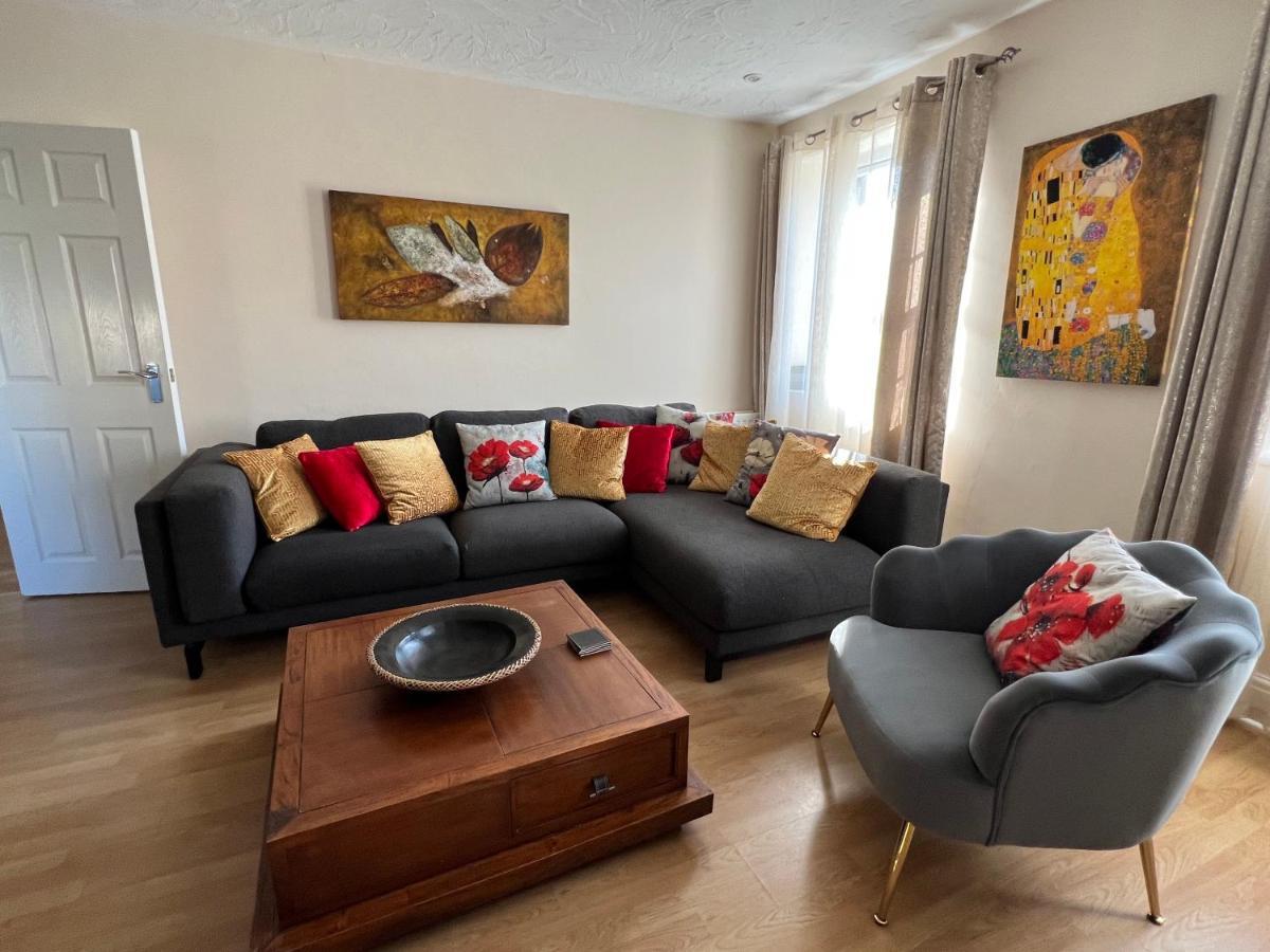 Stay In Yeovil Town Centre, Large 2 Bd Apt With Parking, Sleeps 4 Εξωτερικό φωτογραφία