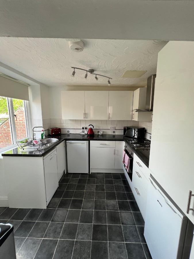 Stay In Yeovil Town Centre, Large 2 Bd Apt With Parking, Sleeps 4 Εξωτερικό φωτογραφία
