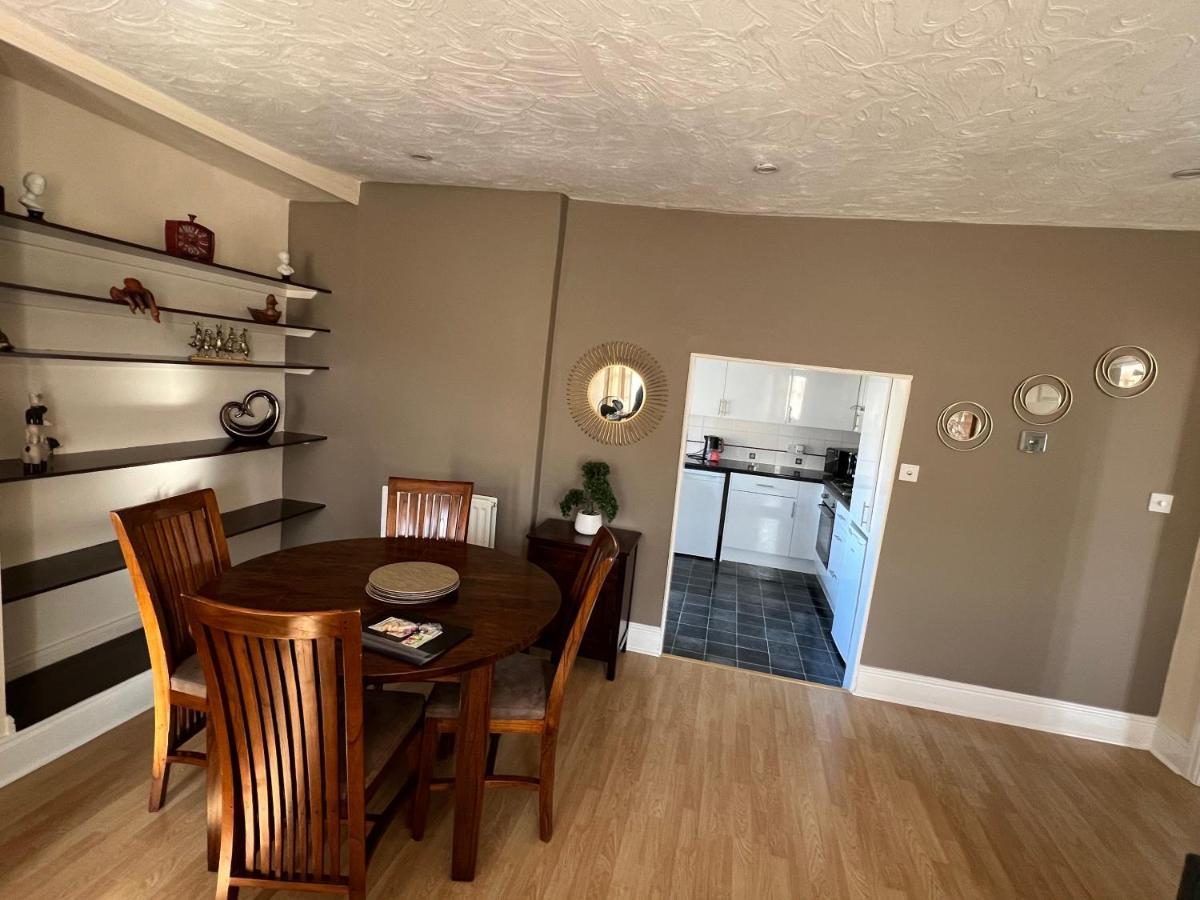 Stay In Yeovil Town Centre, Large 2 Bd Apt With Parking, Sleeps 4 Εξωτερικό φωτογραφία