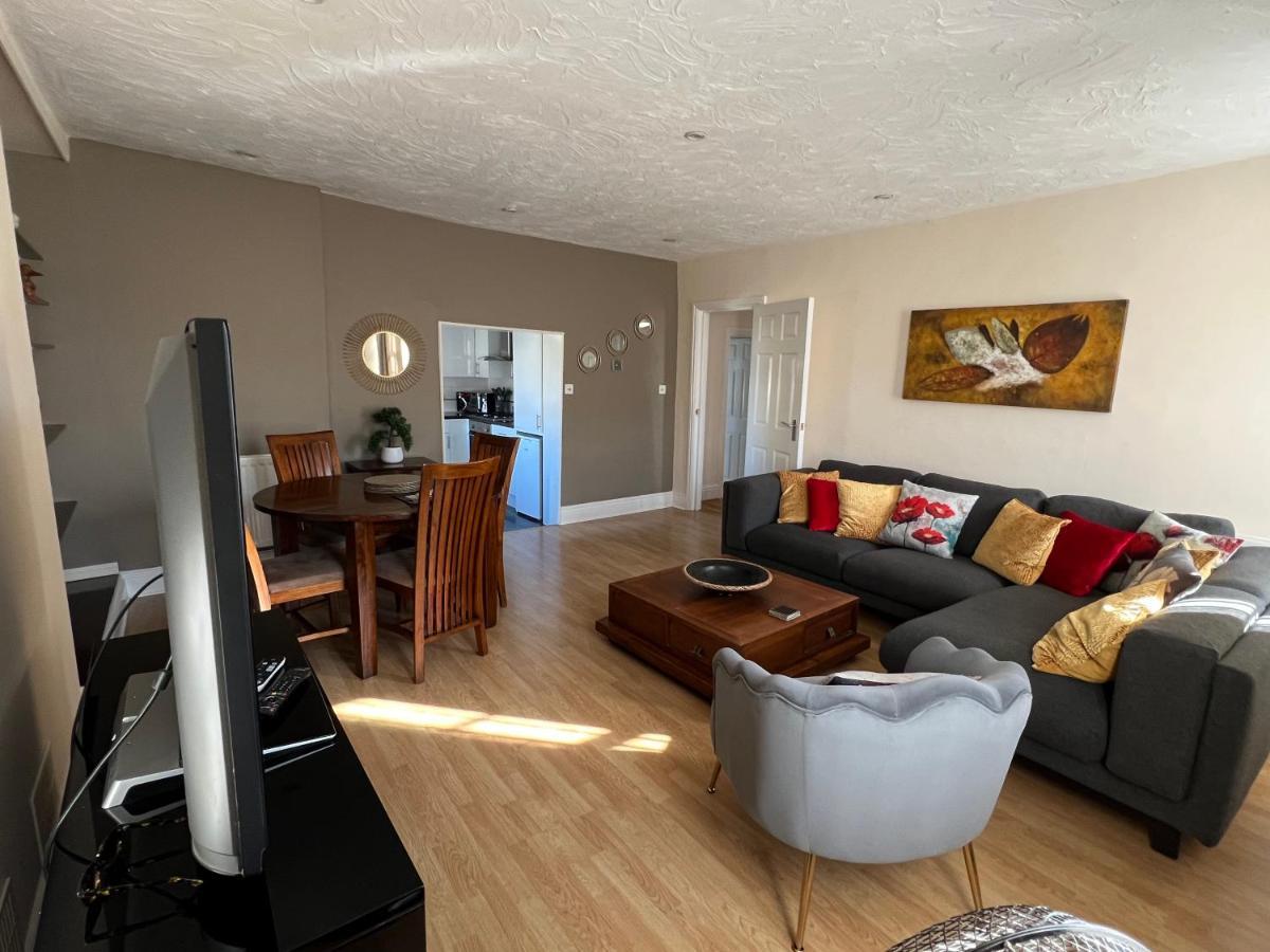 Stay In Yeovil Town Centre, Large 2 Bd Apt With Parking, Sleeps 4 Εξωτερικό φωτογραφία