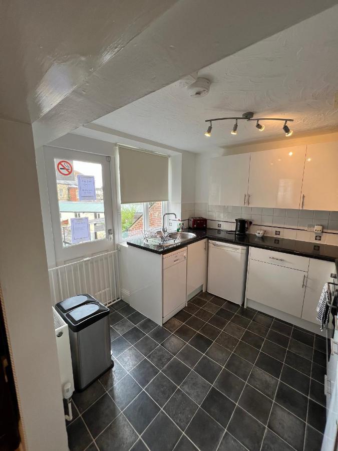 Stay In Yeovil Town Centre, Large 2 Bd Apt With Parking, Sleeps 4 Εξωτερικό φωτογραφία