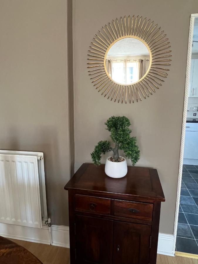 Stay In Yeovil Town Centre, Large 2 Bd Apt With Parking, Sleeps 4 Εξωτερικό φωτογραφία