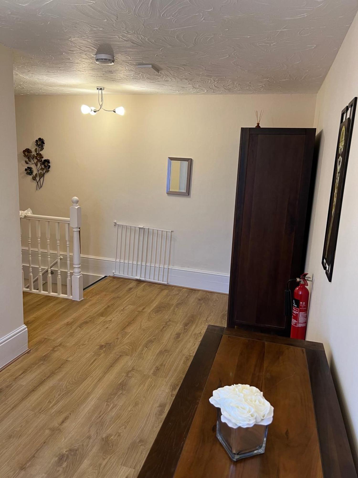 Stay In Yeovil Town Centre, Large 2 Bd Apt With Parking, Sleeps 4 Εξωτερικό φωτογραφία