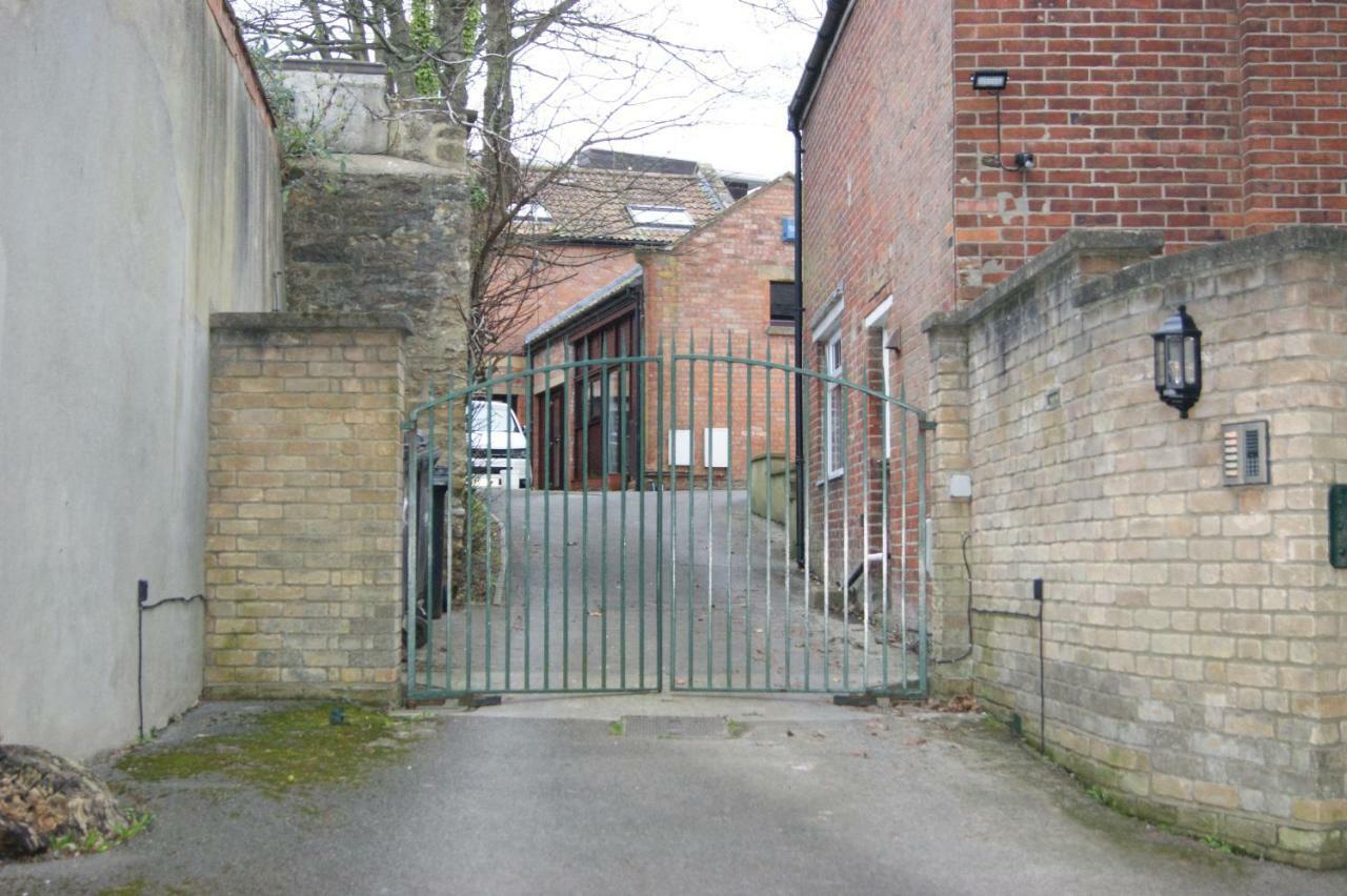 Stay In Yeovil Town Centre, Large 2 Bd Apt With Parking, Sleeps 4 Εξωτερικό φωτογραφία